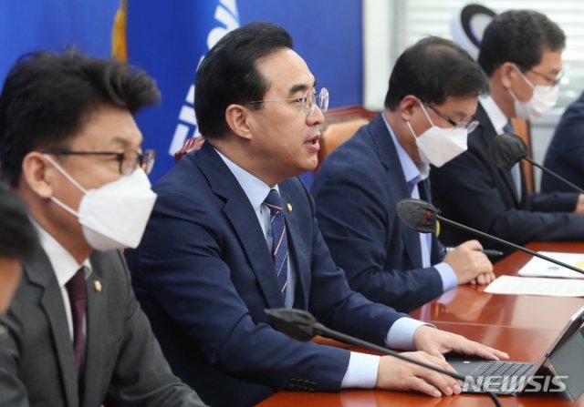 더불어민주당 박홍근 원내대표(왼쪽 두번째)가 지난 1일 국회에서 열린 정책조정회의에서 발언하고 있다. 사진공동취재단