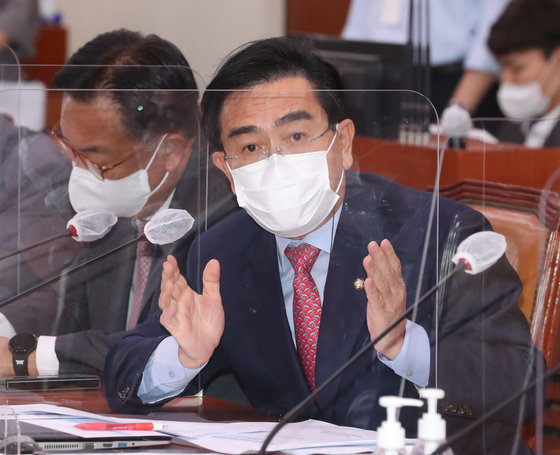 태영호 국민의힘 의원이 19일 오전 서울 여의도 국회에서 열린 외교통일위원회 전체회의에서 ‘김여정 담화’ 관련 권영세 통일부 장관에게 질의 하고 있다. (공동취재) 2022.8.19/뉴스1