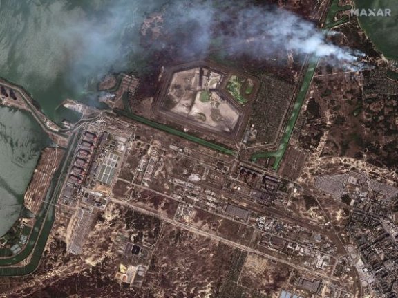 지난달 19일 민간위성업체 맥사테크놀로지가 공개한 자포리자 원전 위성사진. 원전 인근에 하얀 연기가 보인다. 공습으로 발생한 화재에 따른 것으로 추정된다. 사진 출처 맥사테크놀로지.