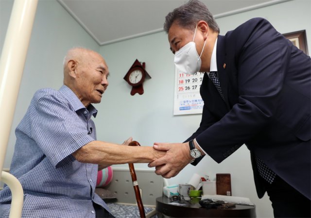 박진 외교부 장관이 2일 오후 일제 강제징용 피해자 이춘식(98)씨의 집인 광주 광산구 우산동 한 아파트를 찾아 이씨의 손을 잡고 있다. 광주=뉴시스