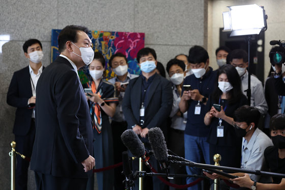 윤석열 대통령이 2일 오전 용산 대통령실에서 기자들과 출근길 문답(도어스테핑)을 하고 있다. 대통령실 제공