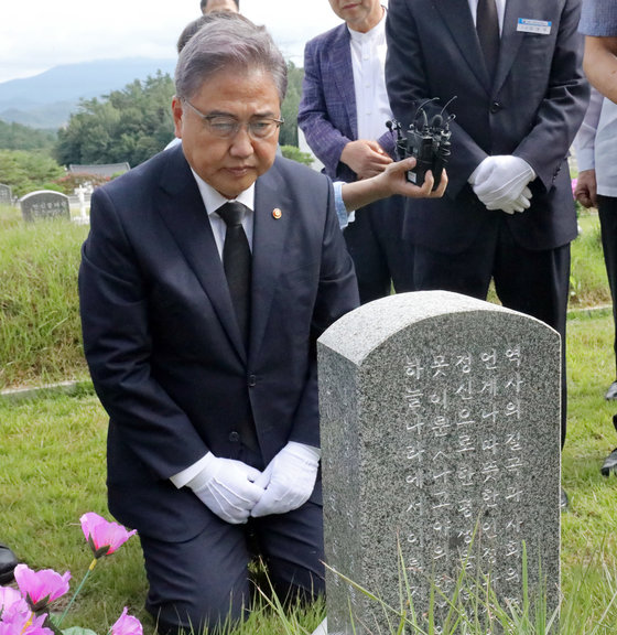 박진 외교부장관이 2일 오후 광주 북구 운정동 국립5·18묘지를 찾아 1944년 5월 미쓰비시중공업 나고야항공기제작소에 동원됐던 김혜옥 할머니의 묘소를 찾아 추모하고 있다. 2022.9.2/뉴스1 ⓒ News1