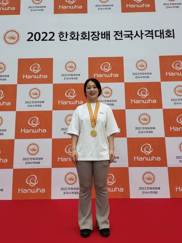 2022 한화회장배 여자 일반부 10m 공기권총에서 금메달을 목에 건 봉다예 (대한사격연맹 제공)