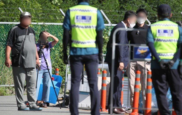 문재인 전 대통령 사저 인근 경호 구역이 확장된 첫날인 22일 경남 양산시 평산마을 문 전 대통령 사저 앞 도로에서 경찰과 보수단체 시위자들이 대치하고 있다. 2022.8.22/뉴스1