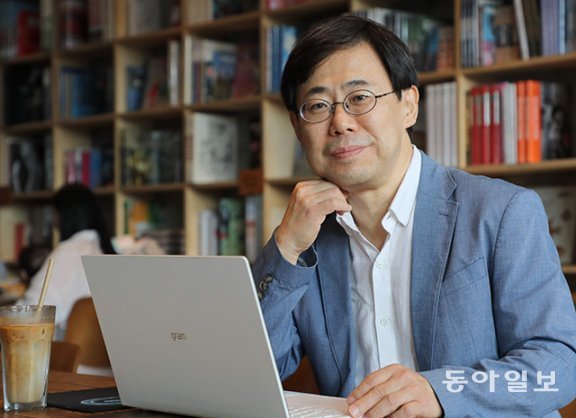 유박사는 죽음의 문턱을 밟고 돌아온 뒤 세상의 시선이나 역사의 무게 등을 내려놓고 오롯이 자신으로 살아가기로 했다. 그러자 평화롭고 고즈넉한 삶에서 매일 설렘을 발견하게 됐다고 그는 말한다. 이훈구 기자ufo@donga.com