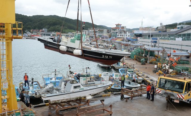 제11호 태풍 ‘힌남노’가 북상중인 2일 오전 울산 북구 정자항에서 어민들이 소형어선들을 육지로 옮기고 있다. 뉴시스