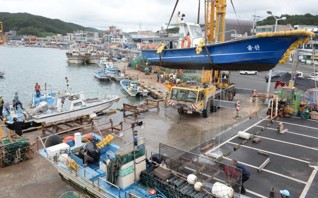 제11호 태풍 ‘힌남노’가 북상중인 2일 오전 울산 북구 정자항에서 어민들이 소형어선들을 육지로 옮기고 있다. 울산=뉴시스