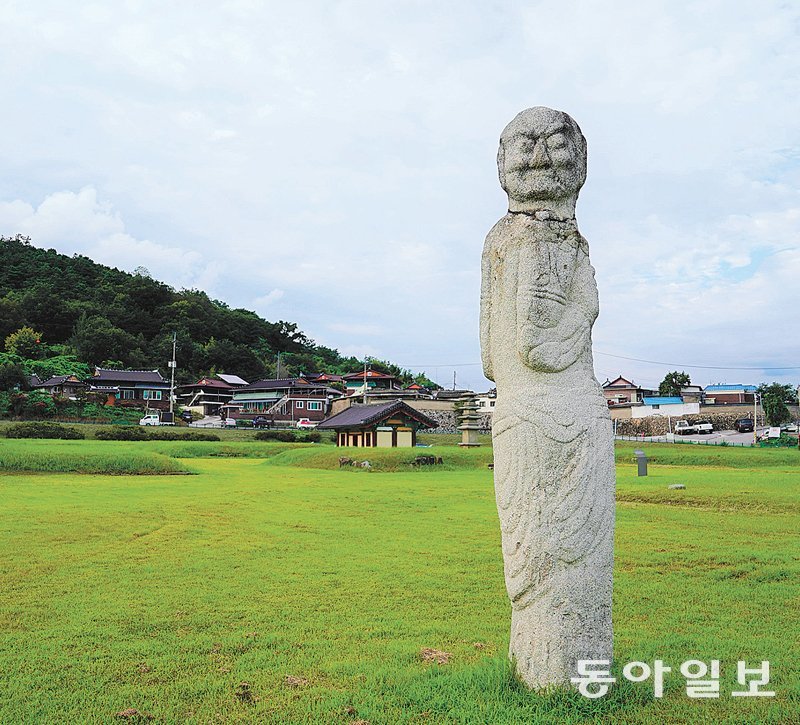 김시습의 ‘만복사저포기’의 배경인 만복사지를 지키고 있는 높이 5m 석인상.
