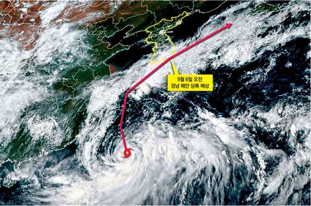 미국 콜로라도대 대기협력연구소에서 공개한 2일 오후 3시 동아시아 위성사진에 한반도를 향해 북상하고 
있는 제11호 태풍 ‘힌남노’의 모습이 잡혔다. 힌남노는 최대 풍속 초속 50m 이상의 강한 강도를 유지한 채로 6일 새벽 
우리나라 경남 해안에 상륙할 것으로 전망된다. 콜로라도대 홈페이지 캡처