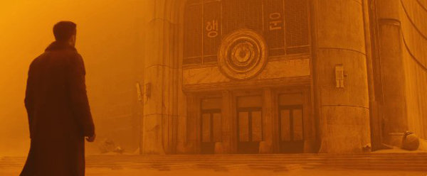 영화 스틸컷 / 속편으로 제작된 ‘블레이드 러너 2049’(2017년)에는 한글 간판들도 종종 등장합니다. 한류의 영향이라 봐도 될까요?