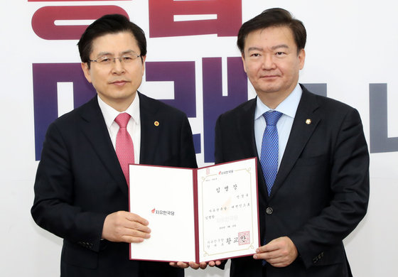 미래통합당(국민의힘 전신) 황교안 전 대표(왼쪽)와 민경욱 전 의원. 뉴스1