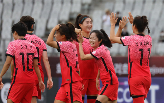 3일 오후 경기 화성시 화성종합경기타운 주경기장에서 열린 대한민국 여자축구 대표팀 친선전 대한민국과 자메이카의 경기에서 최유리가 선제골을 넣은 후 동료들과 함께 기뻐하고 있다. 2022.9.3/뉴스1