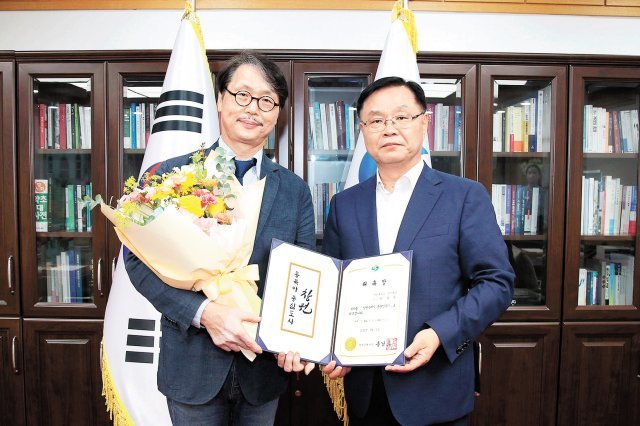 홍남표 경남 창원시장이 2일 집무실에서 최왕돈 국민대 교수에게 총괄건축가 위촉장과 꽃다발을 전달하고 있다. 창원시 제공