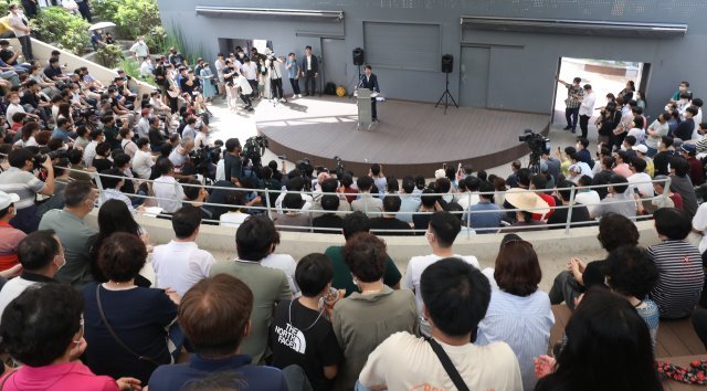 이준석 전 국민의힘 대표가 4일 오후 대구 중구 김광석길 콘서트홀에서 열린 기자회견에 참석해 발언하고 있다. 뉴스1