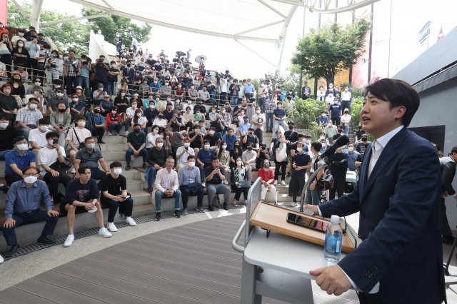 이준석 전 국민의힘 대표가 4일 오후 대구 중구 김광석길 콘서트홀에서 열린 기자회견에 참석해 발언하고 있다. 뉴스1