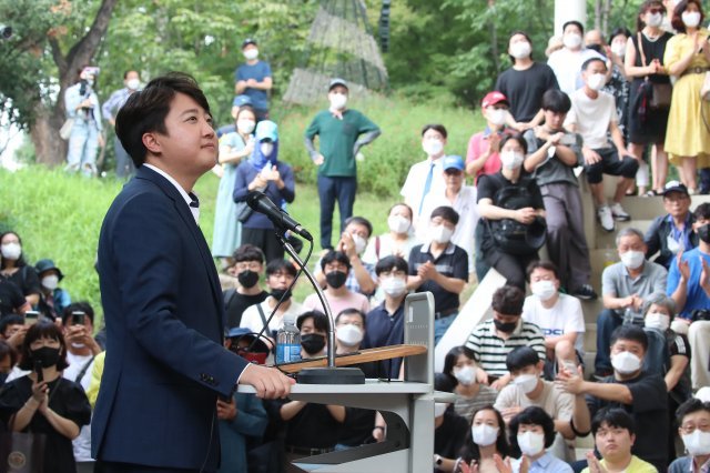 이준석 전 국민의힘 대표가 4일 오후 대구 중구 김광석길 콘서트홀에서 가진 기자회견에서 발언하고 있다. 뉴스1