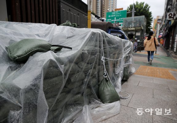 최근 폭우로 수해를 입었던 서울 동작구 남성 시장에 수해대비 모래주머니가 쌓여 있다. 송은석 기자 silverstone@donga.com