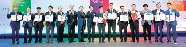 ‘2022 스마트시티 SOC-ICT 우수기업’에서 선정된 수상자들이 기념촬영을 하고 있다. 한국지속경영평가원 제공