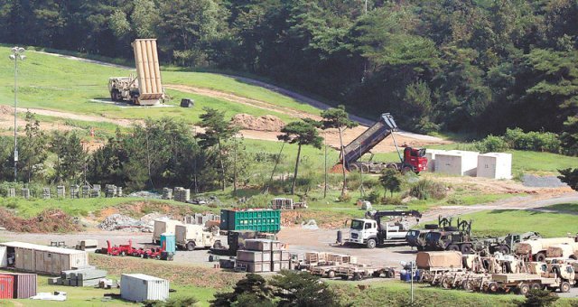 사드 기지 시설공사 박차 지난달 18일 경북 성주 사드(THAAD·고고도미사일방어체계) 기지 발사대 주변에서 대형 
트럭이 싣고 온 흙을 내리고 있다. 일요일인 4일 사드 기지에는 지난해 5월 기지 내 장병 생활관 리모델링을 시작한 후 처음으로 
휴일에 공사 장비가 반입됐다. 정부와 군 당국이 본격적으로 기지 운용 정상화에 들어간 것으로 풀이된다. 성주=뉴스1