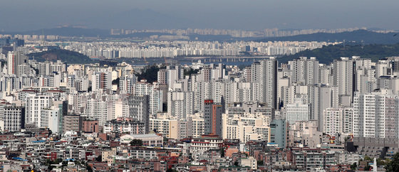 사진은 2일 서울 남산에서 바라본 서울 시내 아파트와 주택가 모습. 2022.9.2 뉴스1