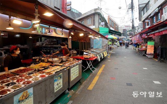 수해, 고물가, 경기침체로 소상공인들이 어려움을 겪는 가운데 4일 오후 서울 동작구 남성시장이 한산한 모습이다. 송은석 기자 silverstone@donga.com