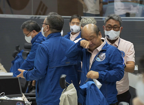 순수 국내기술로 제작된 한국형 최초 우주발사체 ‘누리호’(KSLV-Ⅱ)‘가 성공적으로 발사된 21일 고흥 나로우주센터 임무통제센터에서 한 연구원이 눈물을 닦고 있다. 누리호는 두번째 도전 끝에 발사에 성공했으며 이로써 우리나라는 세계 7번째로 1500kg급 실용 위성을 지구 저궤도(600~800㎞)에 수송할 수 있는 능력을 확보한 국가가 됐다. 한국항공우주연구원 제공