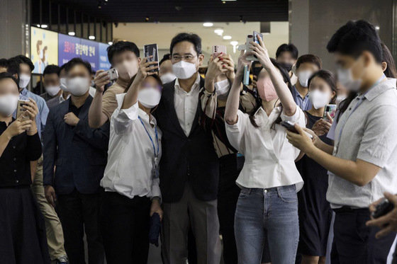 이재용 삼성전자 부회장이 30일 서울 삼성SDS 잠실캠퍼스를 방문, 직원들에게 둘러싸여 기념사진을 찍고 있다. 삼성전자 제공