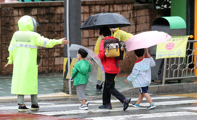 태풍 ‘힌남노’가 북상 중인 5일 오전 서울 시내 한 초등학교에서 학생들이 등교하고 있다. 2022.9.5/뉴스1