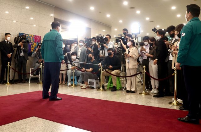 윤석열 대통령이 5일 오전 서울 용산 대통령실 입구에서 열린 출근길 약식기자회견에서 취재진의 질문에 답하고 있다. 대통령실사진기자단