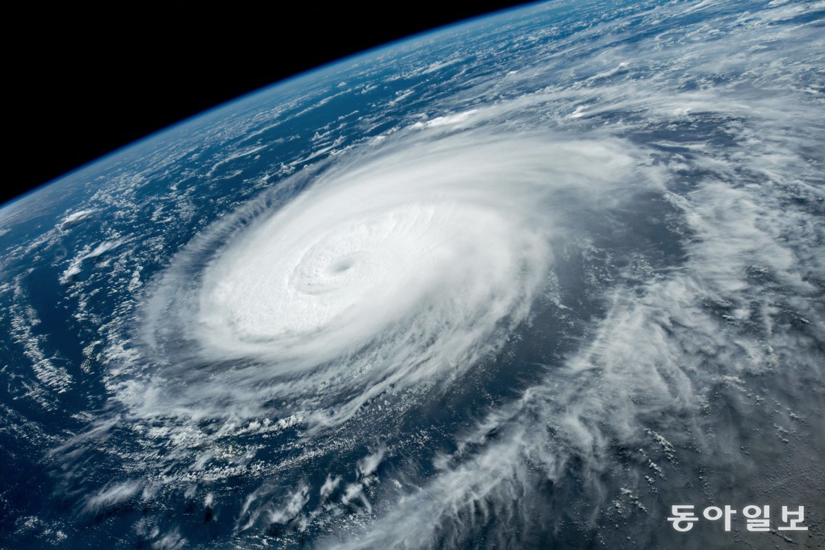 미항공우주국 NASA가 촬영한 태풍 ‘힌남노’의 위성사진.  힌남노는 지난해 9월 우리나라를 강타해 남부 지방을 중심으로 큰 피해를 입혔다. 동아일보DB