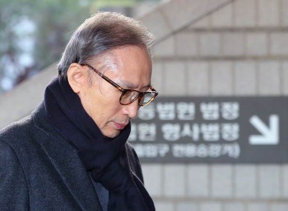 다스 자금 횡령과 뇌물수수 의혹을 받고 있는 이명박 전 대통령이 2019년 12월 20일 오전 서울 서초구 서울고등법원에서 열린 특정범죄가중처벌법상 뇌물 등 항소심 공판에 출석하고 있는 모습. ⓒ News1 DB