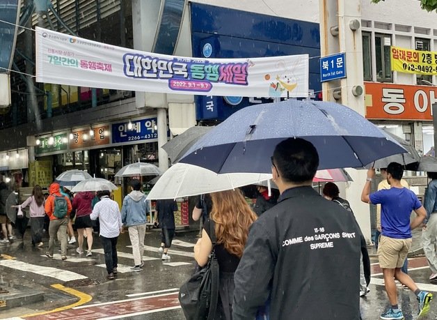 5일 서울 종로구 광장시장을 찾은 고객들이 내부를 둘러보고 있다. ⓒ News1