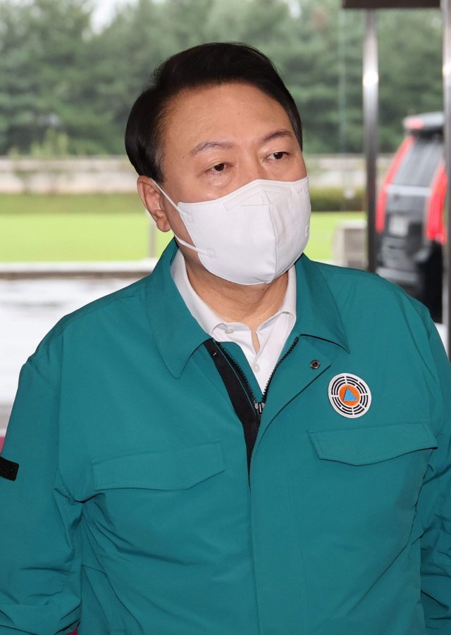 윤석열 대통령이 5일 오전 서울 용산 대통령실로 출근중 기자들과 출근길 문답(도어스테핑)을 하고 있다. 2022.09.05. 대통령실사진기자단