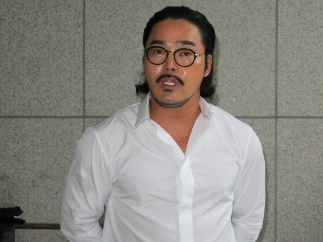 ‘문재인 전 대통령 모욕’ 혐의 등을 받는 보수 성향 유튜버 안정권 씨가 5일 오후 구속 전 피의자 심문(영장실질심사)을 받기 위해 찾은 인천 미추홀구 인천지방법원에서 발언을 하고 있다. 뉴시스