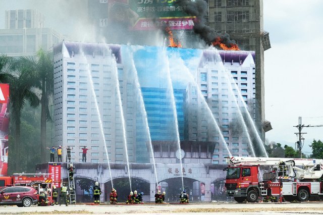 대만, 中미사일 대비 훈련 7월 대만 신베이에서 소방관들이 중국 미사일 공격에 따른 건물 화재 상황을 
가정해 화재 진압 모의훈련을 하고 있다. 중국은 낸시 펠로시 미국 하원의장의 대만 방문을 계기로 대만 봉쇄 군사 훈련을 실시하는 등
 대만에 대한 군사 위협 수위를 높이고 있다. 신베이=AP 뉴시스