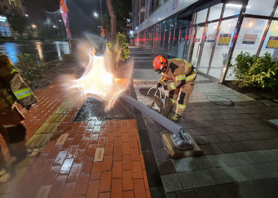 제11호 태풍 ‘힌남노’가 북상중인 5일 오후 제주 서귀포시 대정읍 보성리에서 소방대원들이 강풍에 쓰러진 가로등을 안전조치하고 있다. (소방청 제공) 2022.9.5/뉴스1