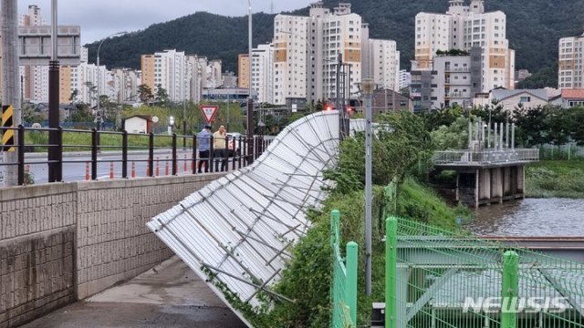 제11호 태풍 ‘힌남노‘가 몰고온 강풍으로 6일 오전 전남 순천시 어울림센터 건축 현장 가설울타리가 30m 가량 기울어졌다. 노관규 순천시장이 인명 피해가 없도록 안전조치를 지시하고 있다. (사진=순천시청 제공)