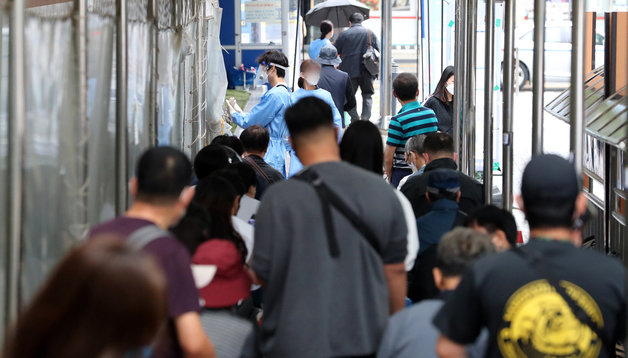 4일 오전 서울 관악구 보건소 신종 코로나 바이러스 감염증(코로나19) 선별진료소를 찾은 시민들이 검사를 받기 위해 줄지어 기다리고 있다. 2022.9.4 뉴스1