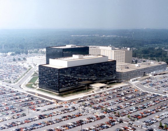 미국 메릴랜드주 포트미드에 있는 국가안보국(NSA) 본부. 위키피디아