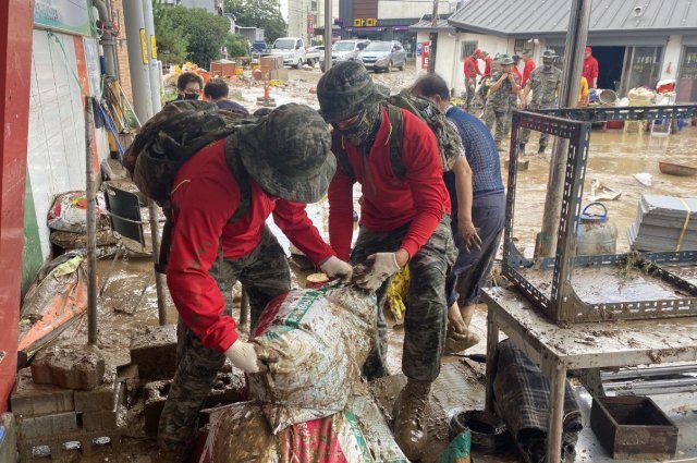 해병대 1사단 장병들이 6일 태풍 ‘힌남노’로 많은 피해를 입은 경북 포항시 남구 오천 시장에서 피해복구 작전을 하고 있다. 해병대 사령부 제공