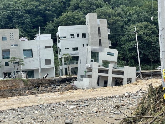 경북 포항시 남구 오천읍 항사리의 한 풀빌라가 폭우로 인해 지반이 약해져 내려앉은 모습. (온라인 커뮤니티 갈무리)