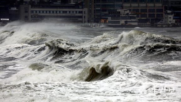 제11호 태풍 \'힌남노\'가 북상 중인 5일 오후 부산 해운대해수욕장 앞바다에 거센 파도가 몰아치고 있다. 박경모기자 momo@donga.com