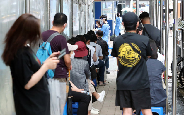 4일 오전 서울 관악구 보건소 신종 코로나 바이러스 감염증(코로나19) 선별진료소를 찾은 시민들이 검사를 받기 위해 줄지어 기다리고 있다. 2022.9.4/뉴스1