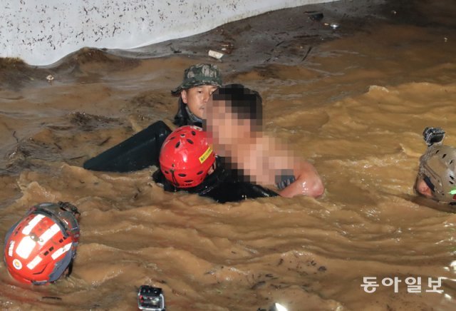 6일 오후 경북 포항시 남구의 한 아파트에서 태풍 \'힌남노\'의 폭우 때 지하 주차장에서 실종된 주민 중 한 명이 구조 되고 있다. 김재명 기자 base@donga.com