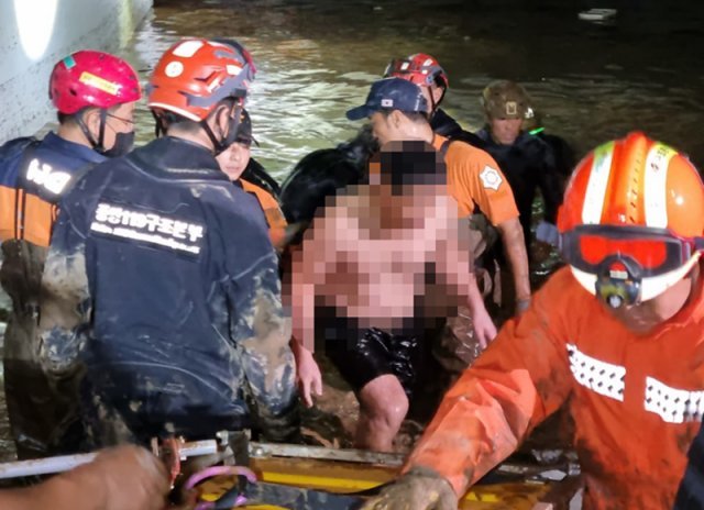 포항 지하주차장 실종자 1명 구조 6일 오후 경북 포항시 남구의 한 아파트에서 태풍 '힌남노'의 폭우 때 지하 주차장에서 실종된 주민 중 한명이 구조 되고 있다. 경북소방본부 제공