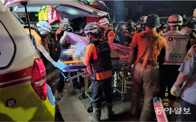 6일 경북 포항시 남구의 한 아파트에서 태풍 ‘힌남노’의 폭우 때 지하 주차장에서 실종된 주민 7명 가운데 두 번째 생존자가 구조 되고 있다. 김재명 기자 base@donga.com