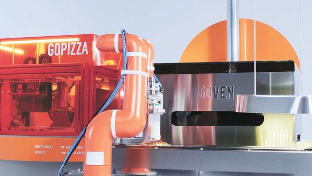 고피자가 개발한 로봇 팔 ‘고봇 스테이션’은 구워져 나온 피자를 자르고, 그 위에 소스를 뿌리고, 온열 공간으로 운반한다. 고피자 제공