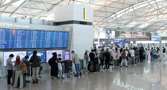 2일 오후 인천공항 제1여객터미널 출국장에서 여행객들이 탑승수속을 기다리고 있다.(기사와 관련없는 자료사진) 2022.9.2 뉴스1