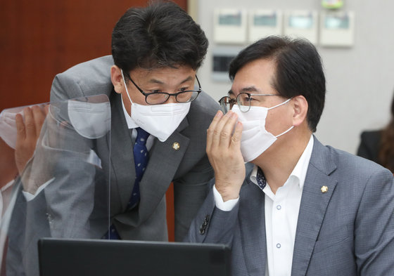 송언석 운영위원회 국민의힘 여당 간사와 진성준 더불어민주당 야당 간사가 23일 서울 여의도 국회에서 열린 운영위원회 전체회의에서 대화를 나누고 있다. 2022.8.23/뉴스1