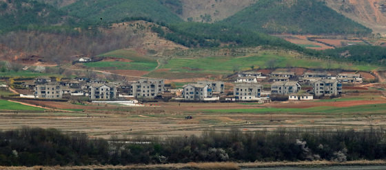 경기 파주 오두산 전망대에서 바라본 북한 황해북도 개풍군 일대. 2022.4.14/뉴스1